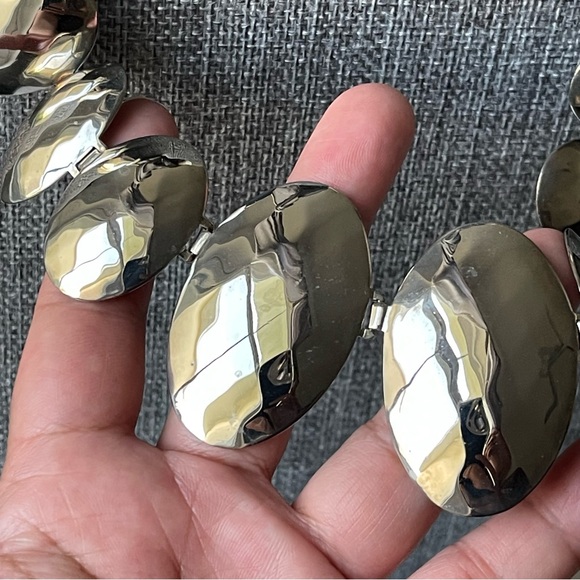 Vintage | Brutalist Hammered Wide Panel Link Graduated Metal Oval 18" Necklace - Picture 4 of 16